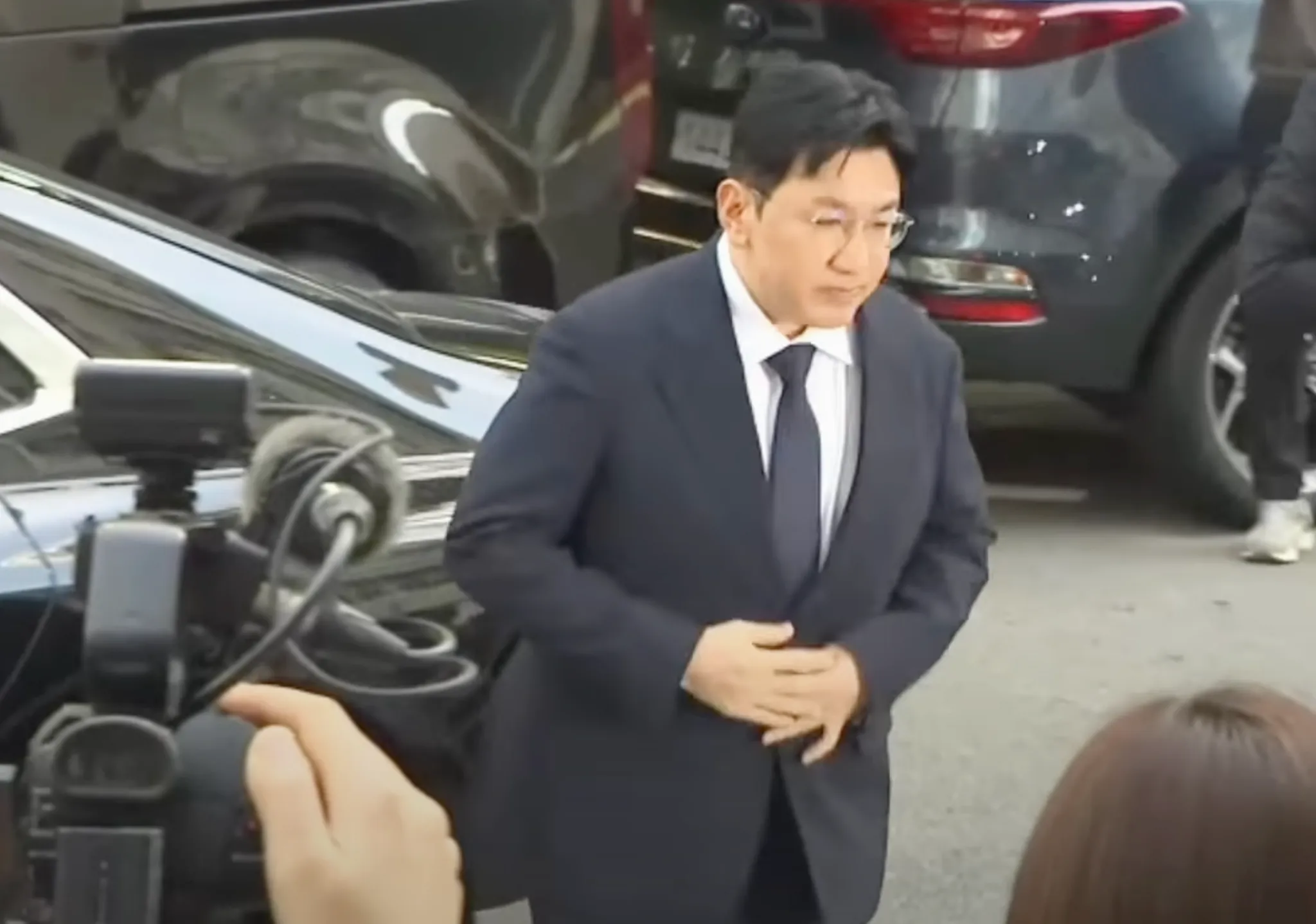 방시혁 의장, 처음으로 경찰 포토라인 서다