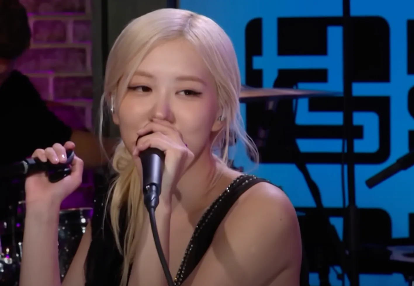 로제가 ‘하워드 스턴 쇼’서 제대로 보여준 것…오아시스 매시업부터 라나 델 레이까지